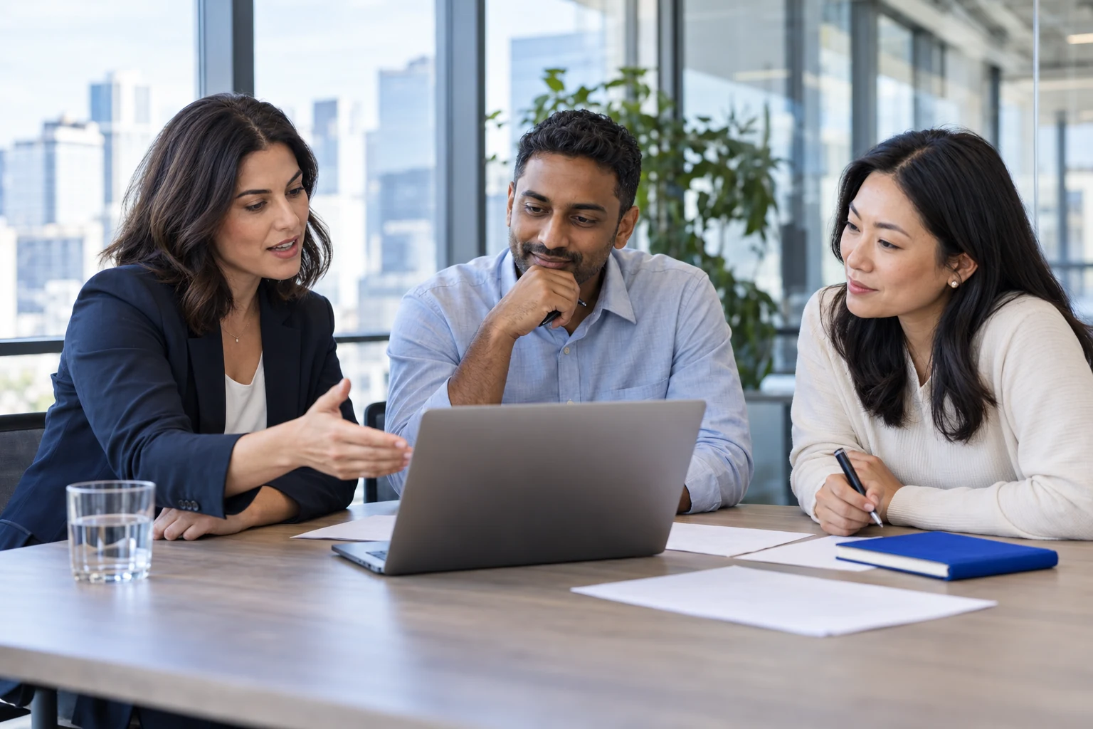 Equipo de trabajo planificando soluciones de software empresarial; imagen ilustrativa.