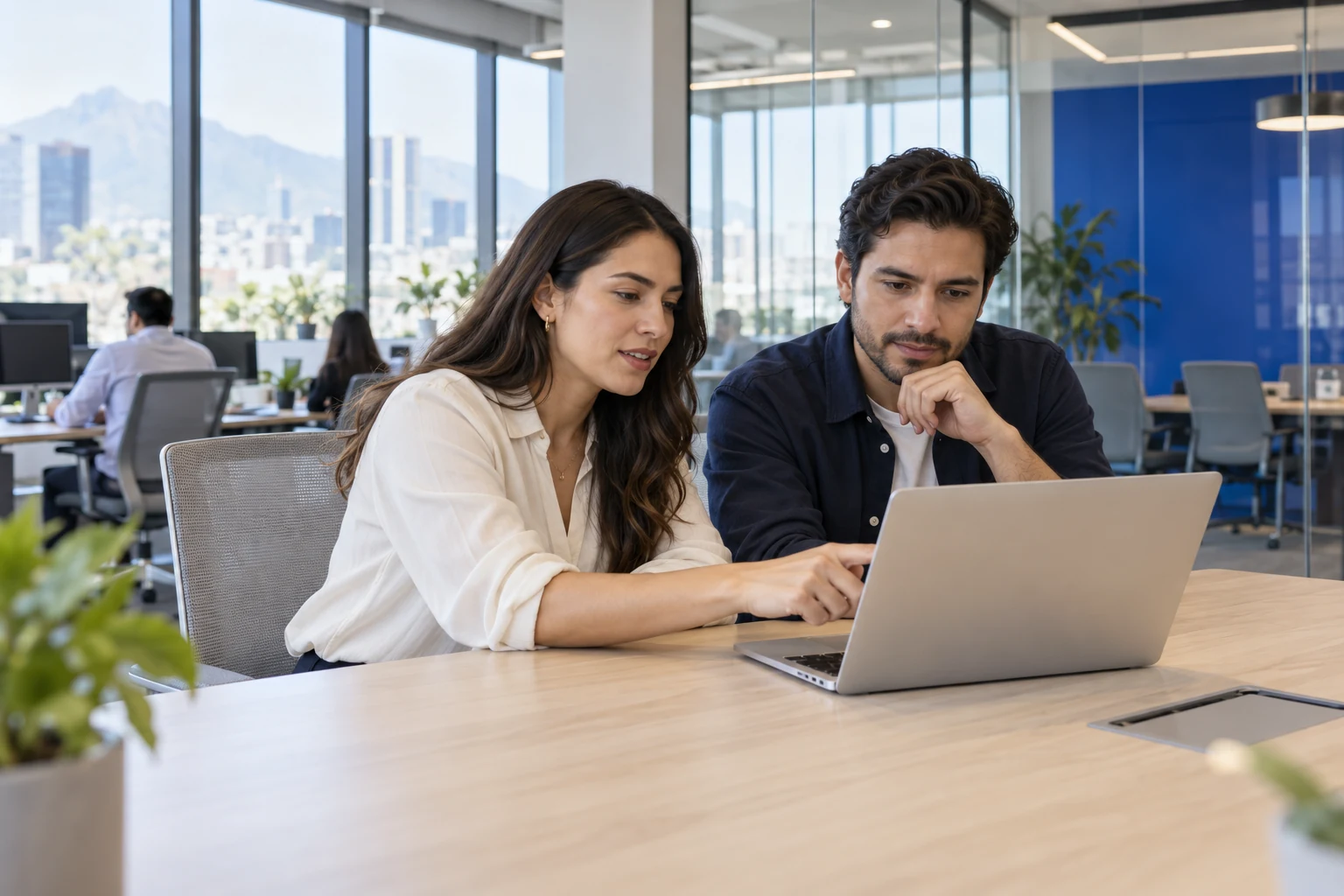 Personas trabajando con computadoras, imagen ilustrativa de un entorno empresarial